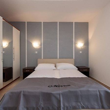 Villa Mona Apartments Ražanj Rum bild