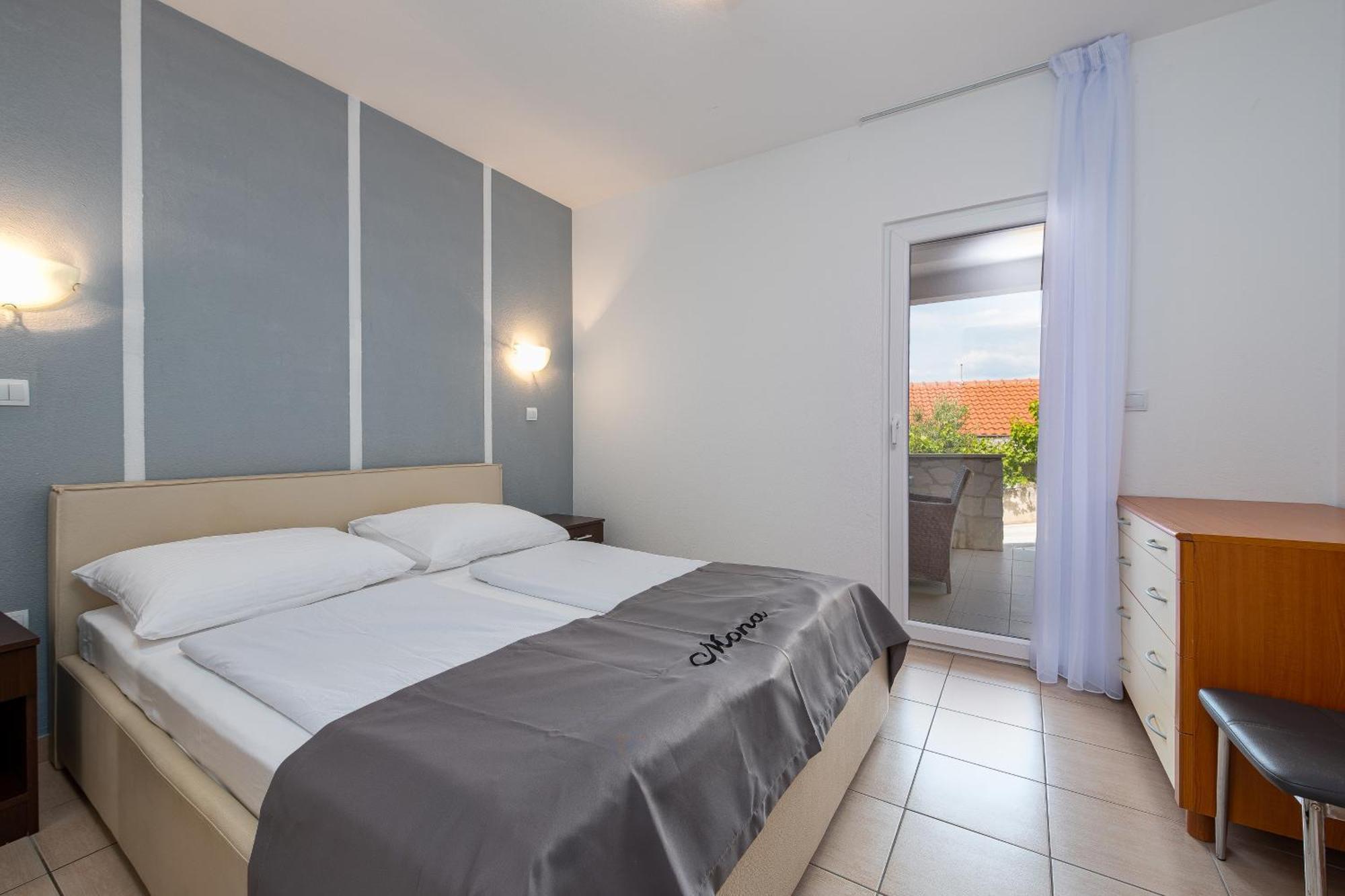 Villa Mona Apartments Ražanj Rum bild